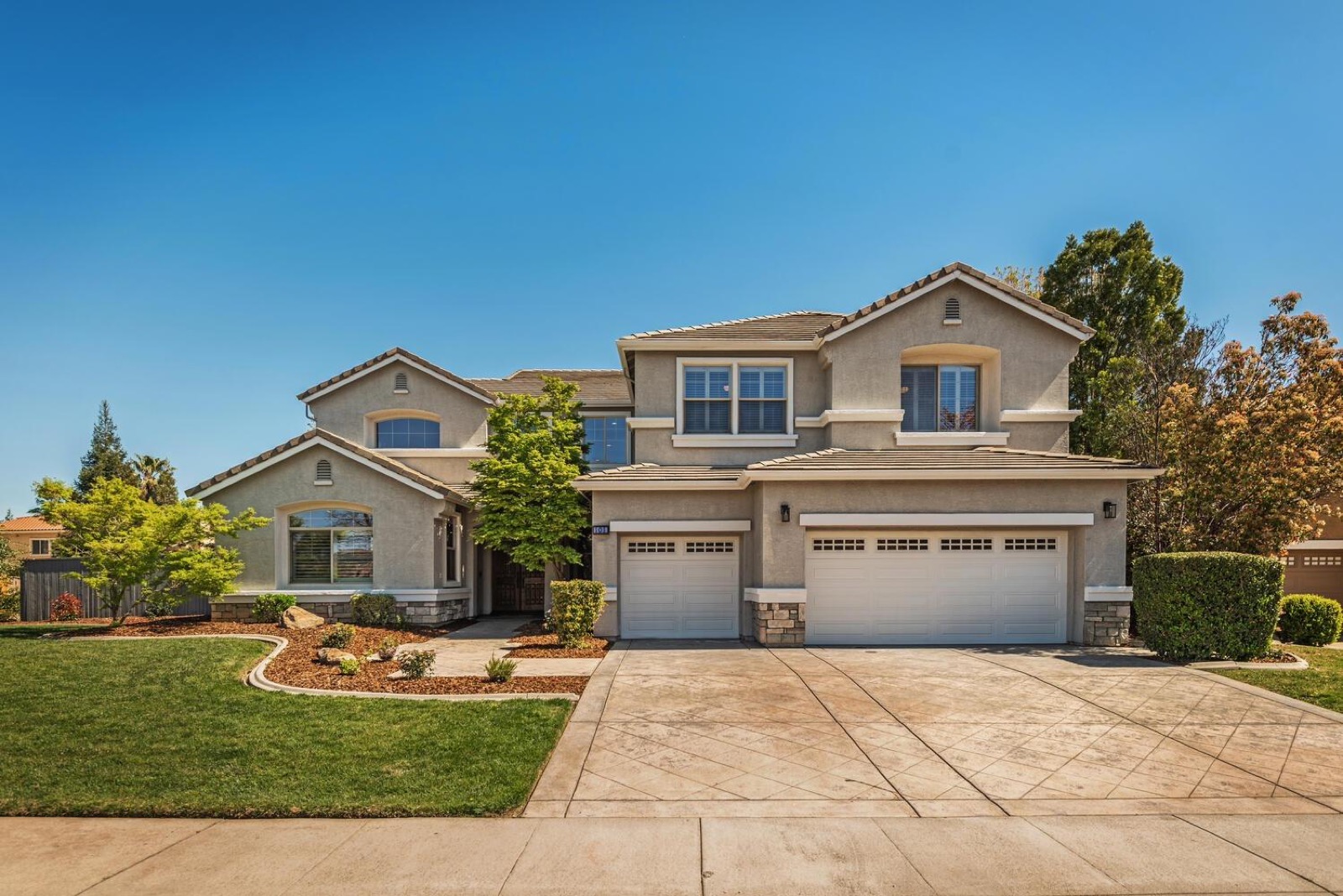 101 Diamond Grove Ct — Roseville